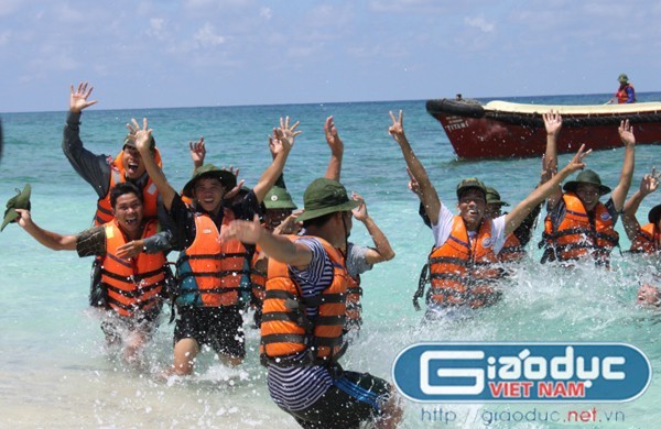 Niềm vui của lính công binh đảo An Bang khi hoàn thành nhiệm vụ ... đưa khách vào thăm đảo.